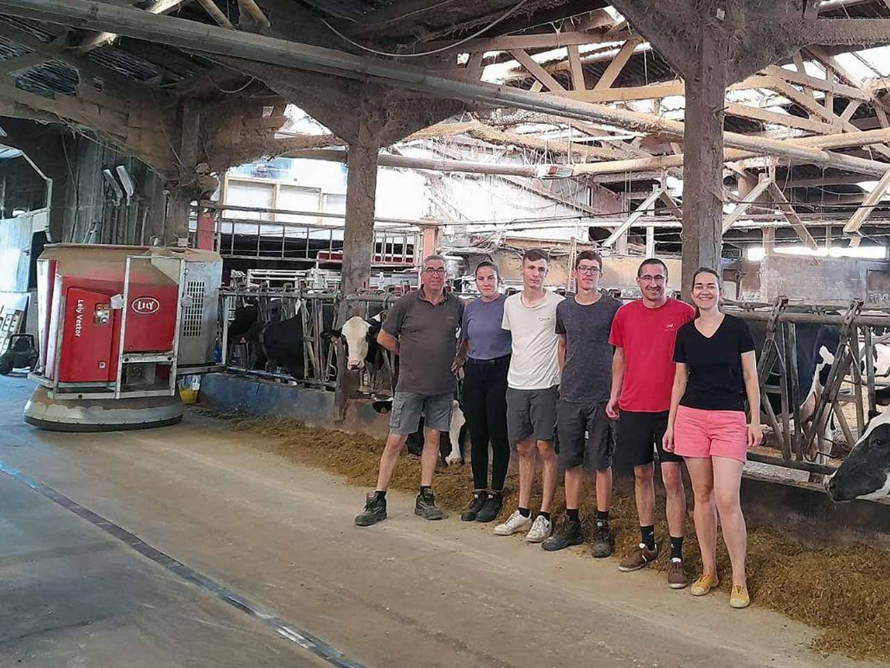 Éleveurs du GAEC du Tertre Goutte avec leur troupeau de vaches laitières en robot de traite illustrant l’amélioration des performances du troupeau