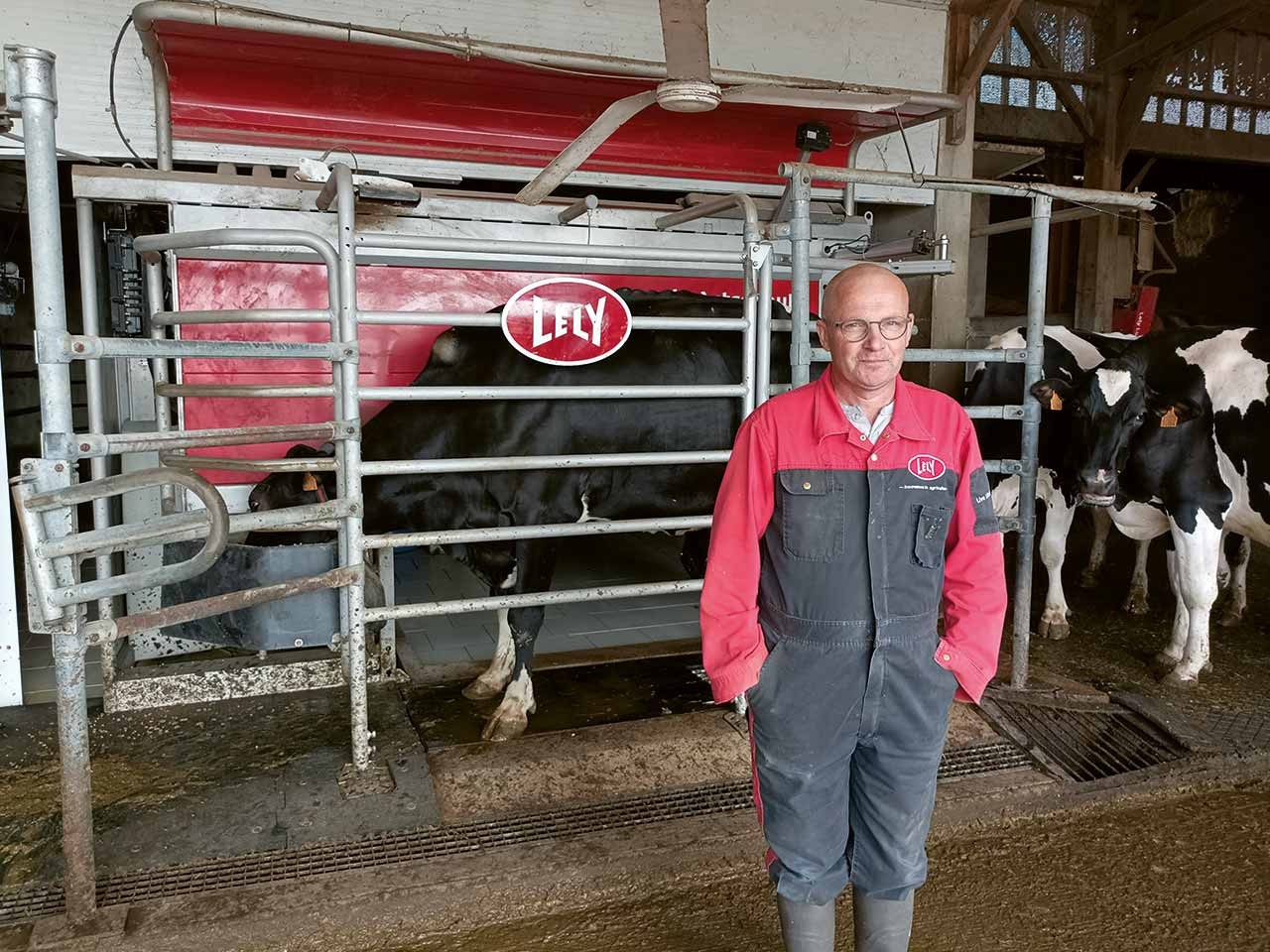 Éleveurs du GAEC Les Vaches Ensoleillées avec leur troupeau de vaches laitières en système robotisé, illustrant l’amélioration des performances et de la conduite du troupeau grâce à la stratégie alimentaire mise en place